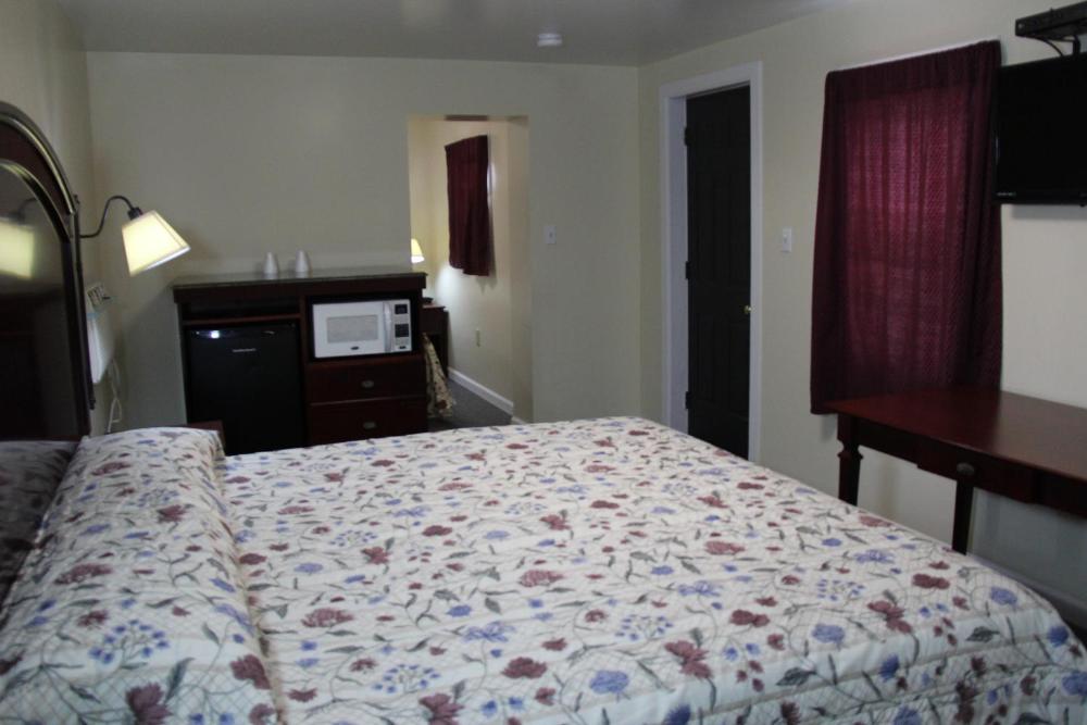 Deluxe King Suite interior